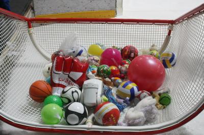 Благотворительная акция ХК «Рязань» собрала двое ворот мячей для детей-сирот